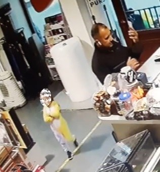 Mężczyzna odwrócił uwagę sprzedawcy, w tym czasie dziewczynka kradła ukulele /Łódzka policja /Policja