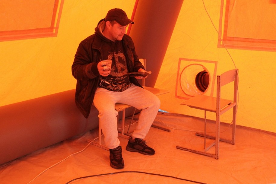 Mężczyzna otrzymuje gorącą herbatę i darmowy ciepły posiłek w namiocie grzewczym w Kijowie /Minchenko Hennadii/Ukrinform/ABACA/Abaca /East News