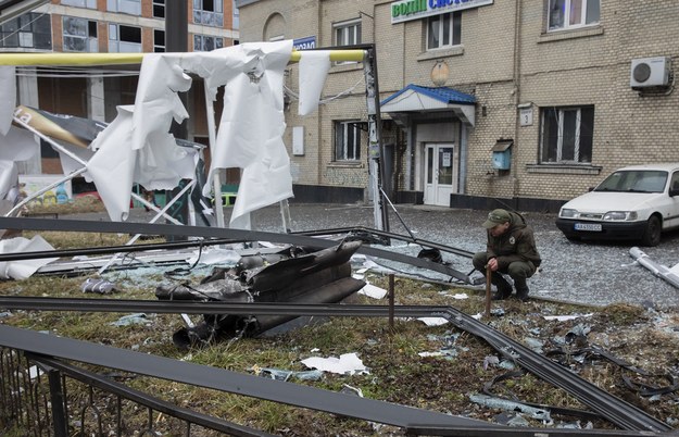Mężczyzna patrzy na szczątki niezidentyfikowanego obiektu po wybuchu w Kijowie na Ukrainie /MIKHAIL PALINCHAK /PAP/EPA