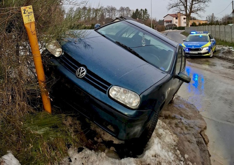 Mężczyzna podczas ucieczki przed policją stracił panowanie nad pojazdem, wjechał w skarpę i ogrodzenie jednej z posesji /Policja Pomorska /