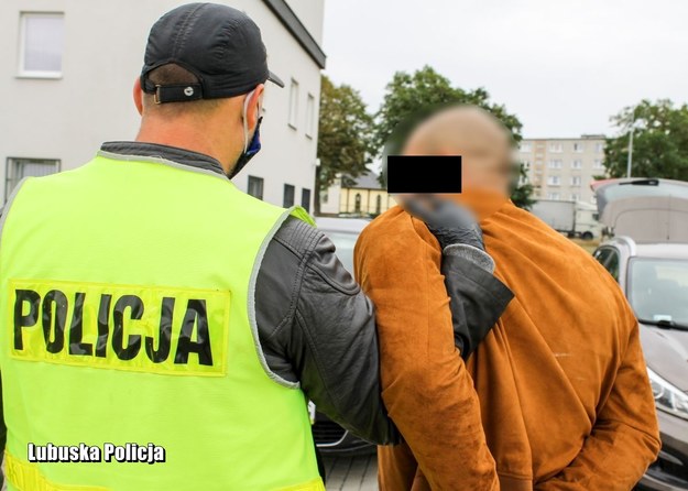 Mężczyzna podczas ucieczki wyrzucał narkotyki z samochodu /Policja