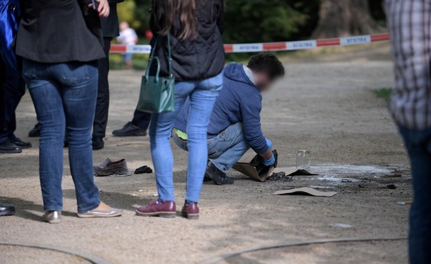 Mężczyzna podpalił się w warszawskich Łazienkach