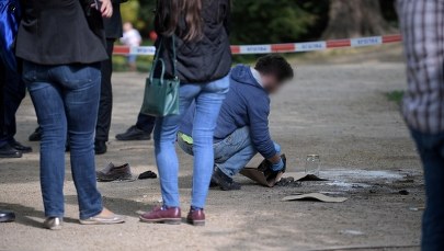 Mężczyzna podpalił się w warszawskich Łazienkach