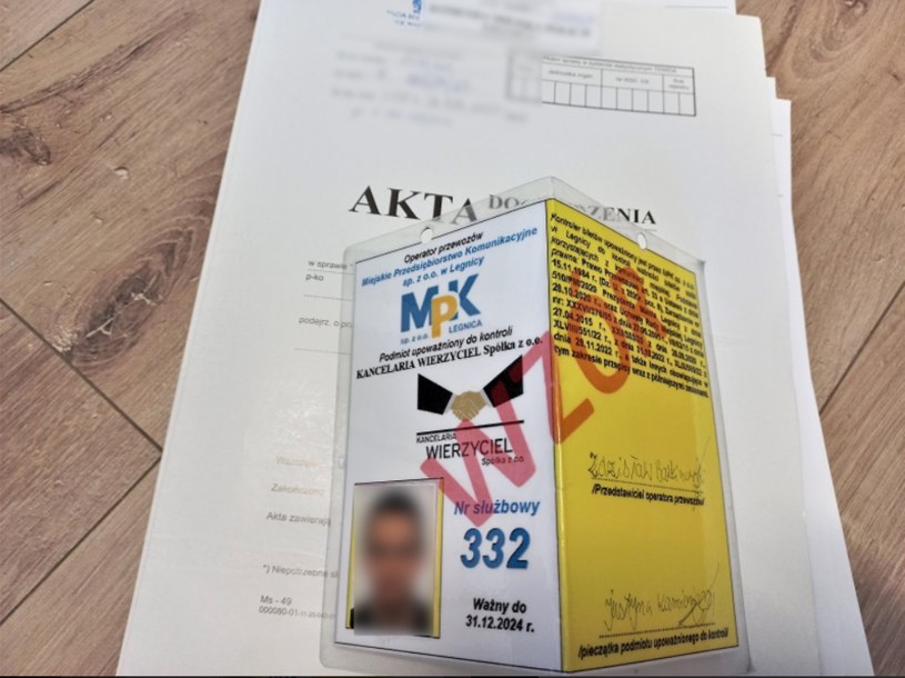 Mężczyzna podrobił legitymację służbową kontrolera biletów. Źródło: KMP w Legnicy /