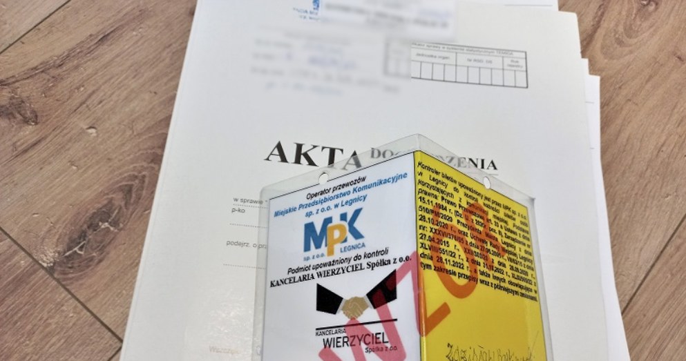Mężczyzna podrobił legitymację służbową kontrolera biletów. Źródło: KMP w Legnicy /