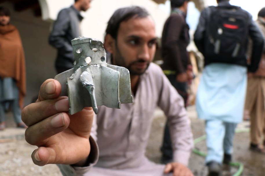 Mężczyzna pokazujący szczątki śmiertelnego pocisku, który wg. niego miał być wystrzelony przez armię indyjską /AMIRUDDIN MUGHAL /PAP/EPA