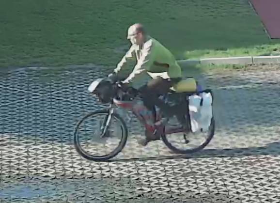 Mężczyzna porusza się na czerwonym rowerze /Policja