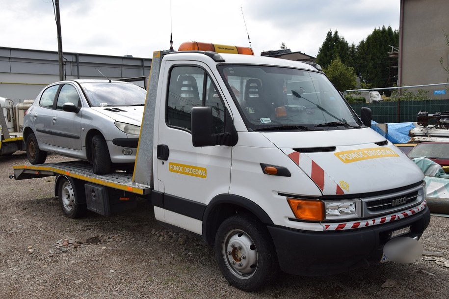 Mężczyzna poruszał się lawetą, na którą wciągał pojazdy /Policja