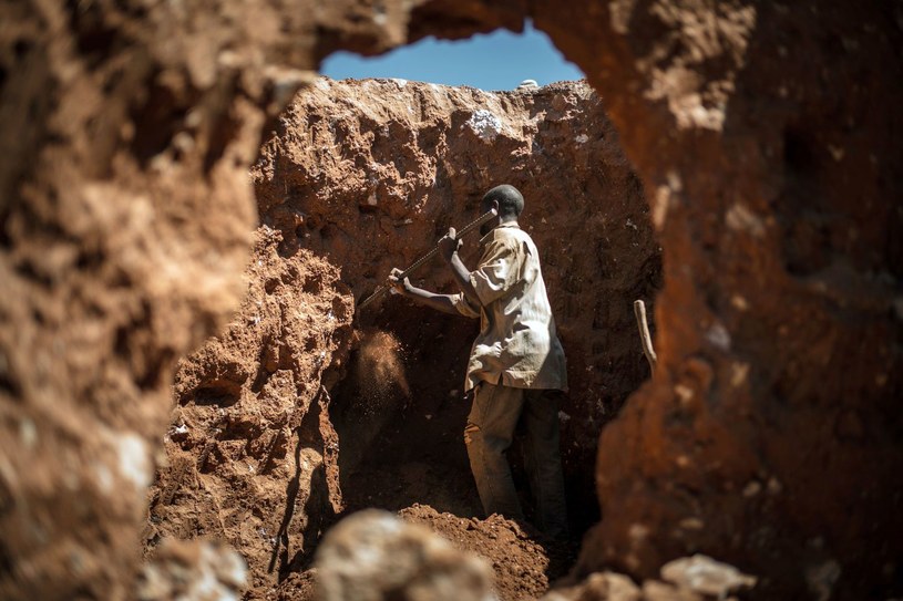 Mężczyzna poszukujący pozostałości kobaltu w kopalni między Lubumbashi i Kolwezi (Demokratyczna Republika Konga). /AFP