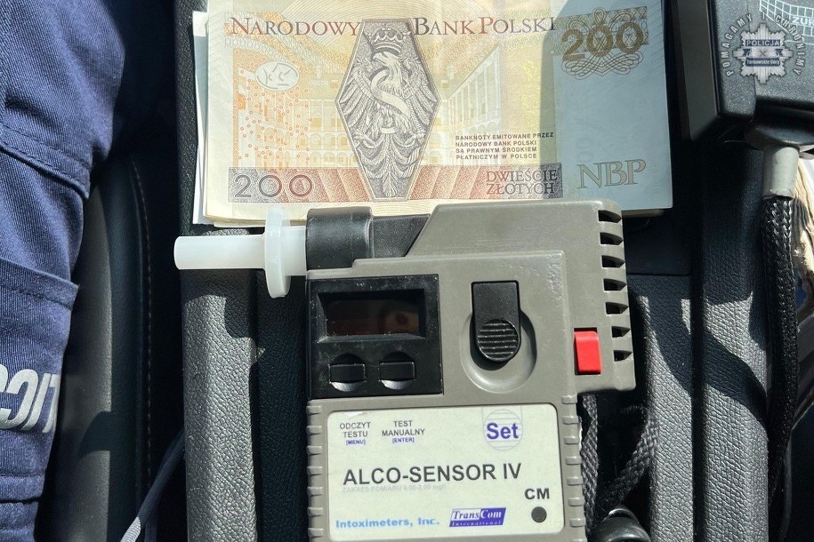 Mężczyzna próbował przekupić policjantów /Śląska policja /