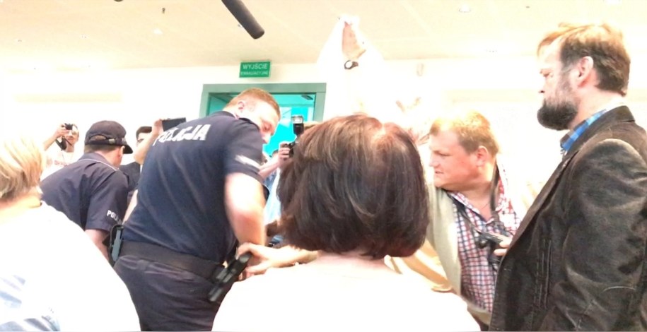 ... mężczyzna próbował wyciągnąć policjantowi broń z kabury. /Tomasz Skory  /RMF FM