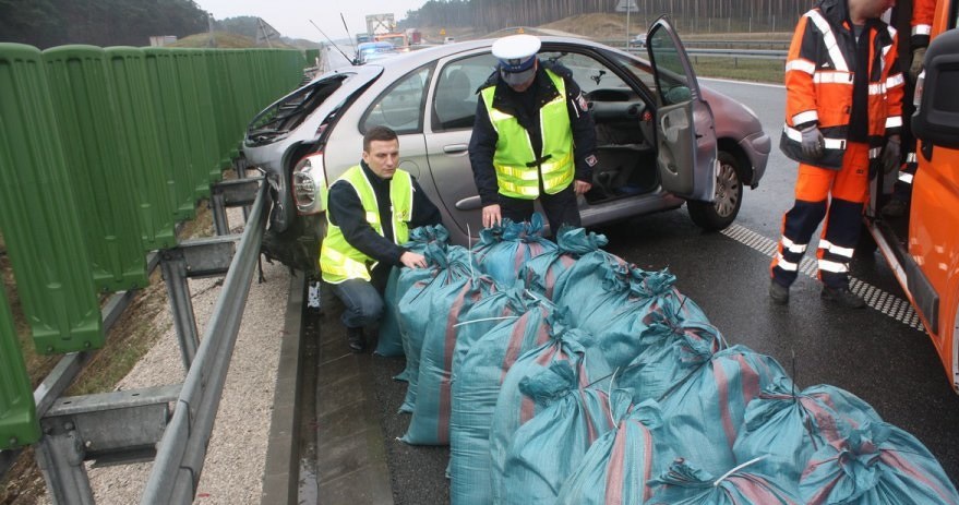 Mężczyzna przewoził w workach w sumie 400 kg krajanki tytoniowej /Policja