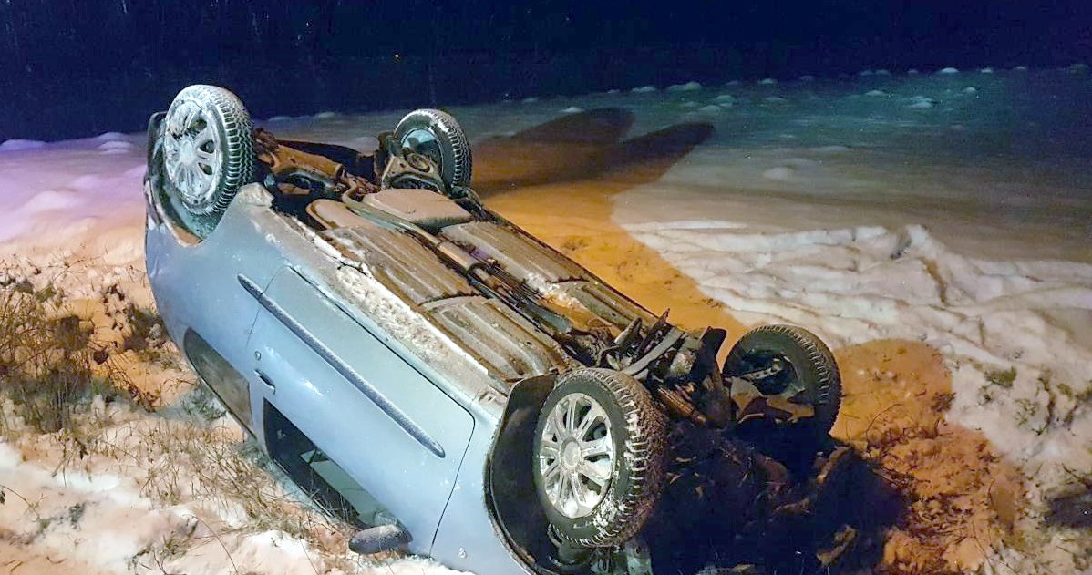 Mężczyzna przez 40 minut znajdował się we wraku Fiata SC /Policja