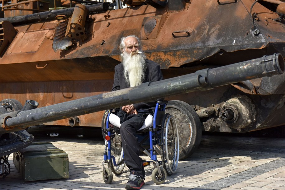 Mężczyzna przy wraku zniszczonego rosyjskiego czołgu który został postawiony  w centrum Kijowa /OLEG PETRASYUK /PAP/EPA