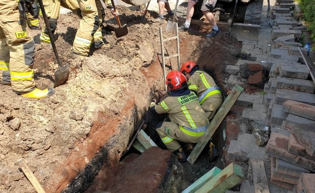 Mężczyzna przysypany ziemią w Jaworznie. Trafił do szpitala
