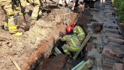 Mężczyzna przysypany ziemią w Jaworznie. Trafił do szpitala