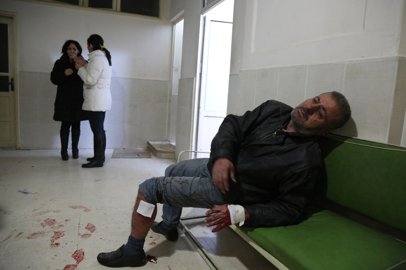 Mężczyzna ranny w zamachu oczekuje na pomoc /AFP