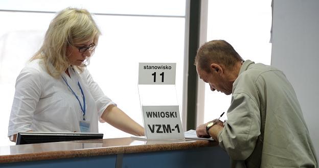 Mężczyzna składa zeznanie podatkowe w urzędzie na ul. Jagiellońskiej na warszawskiej Pradze /PAP