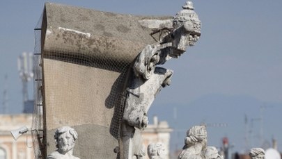 Mężczyzna spalił Biblię podczas mszy na Placu Św. Piotra