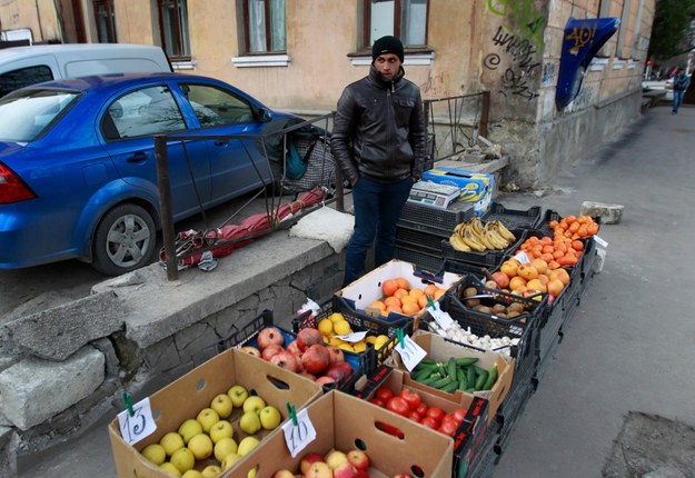 Mężczyzna sprzedaje owoce i warzywa w centrum Symferopolu na Ukrainie /Yuri Kochetkov (EPA) /PAP/EPA