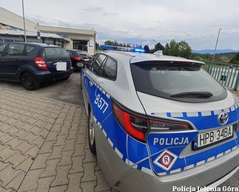Mężczyzna stracił trzy palce u ręki, poprosił o pomoc policjantów /Dolnośląska Policja /
