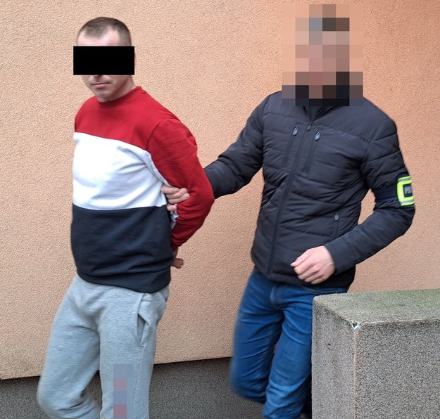 Mężczyzna uciekał przed policją z dzieckiem w rękach /policja Puławy