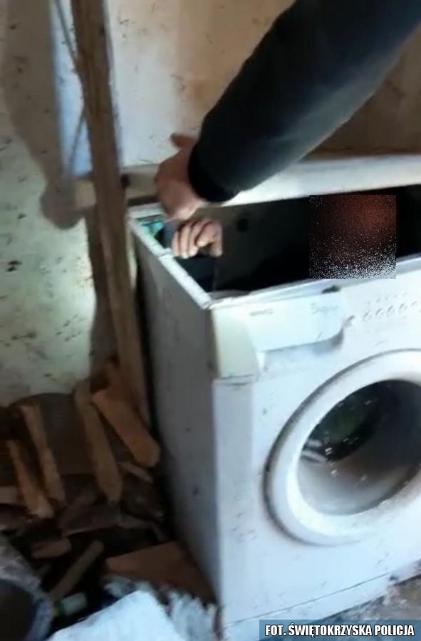 Mężczyzna ukrywał się w pralce /Policja