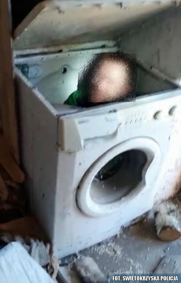 Mężczyzna ukrywał się w pralce /Policja