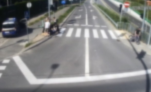 Mężczyzna upadł na chodniku. Pomogli mu strażnicy miejscy