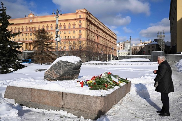 Mężczyzna upamiętniający postać Aleksieja Nawalnego przy Kamieniu Sołowieckim. Moskwa, 2024 r. /NATALIA KOLESNIKOVA/AFP/East News /East News