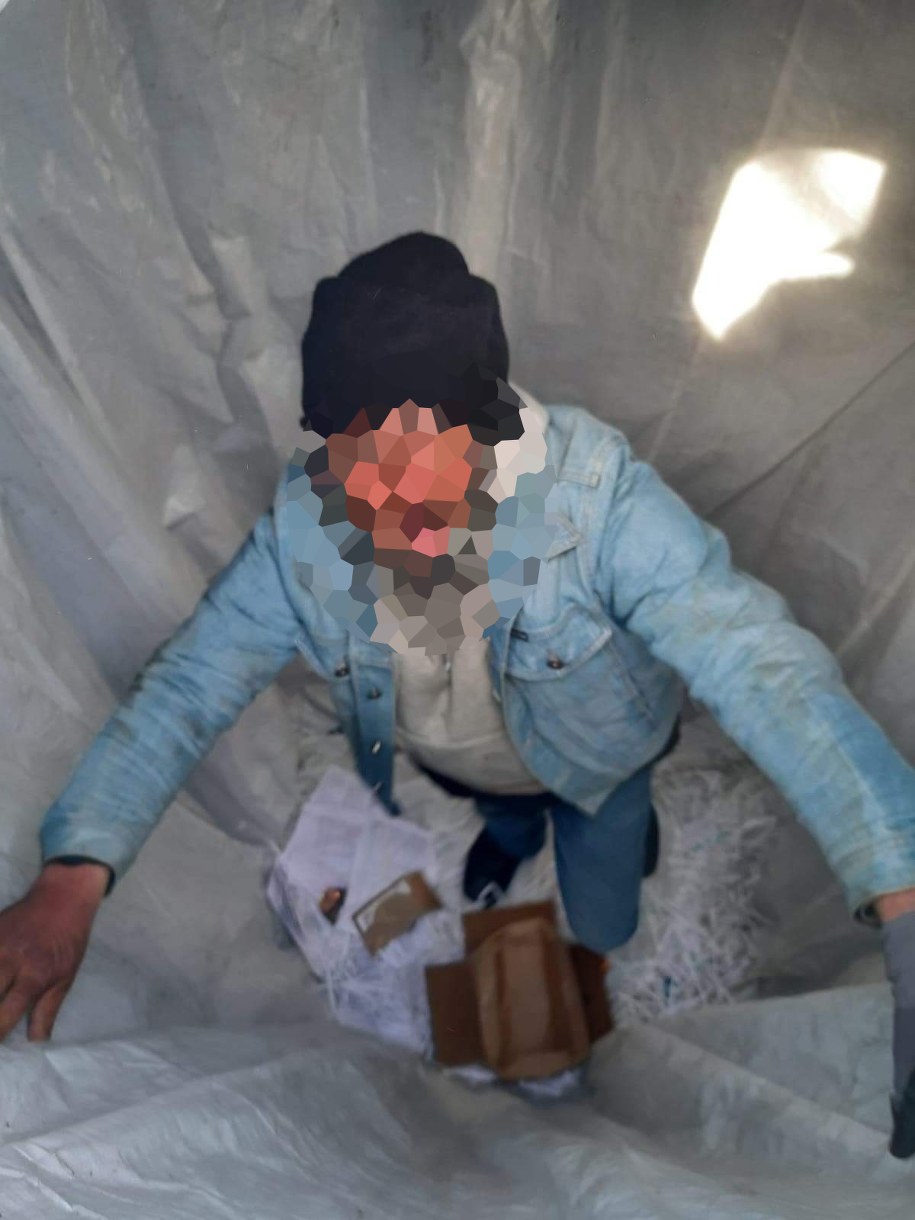 Mężczyzna utknął w pojemniku na odpadki głębokim na 3 metry. /Straż Miejska w Kołobrzegu /