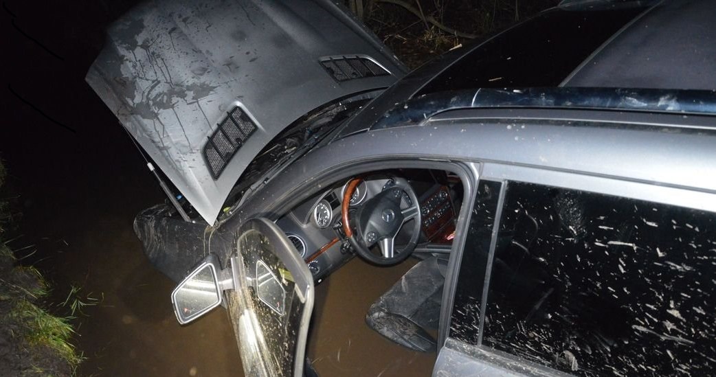 Mężczyzna uznał najwyraźniej, że SUV, taki jak Mercedes ML, poradzi sobie z przeprawą przez wodę /Policja