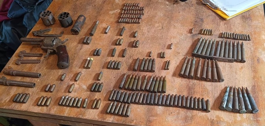 Mężczyzna w domu miał prawdziwy arsenał /Policja /