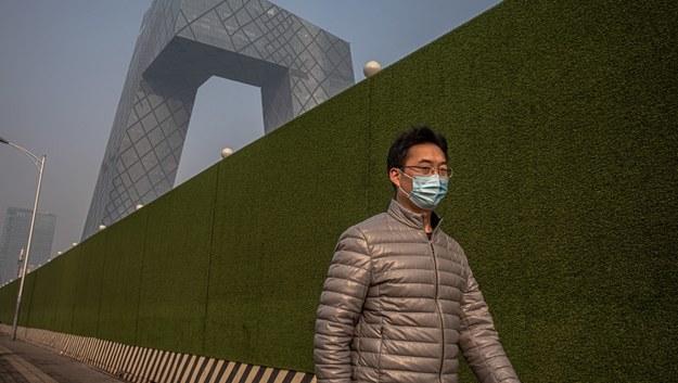 Mężczyzna w masce ochronnej w Pekinie /ROMAN PILIPEY /PAP/EPA