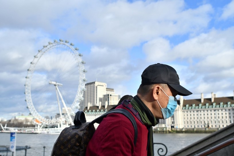 Mężczyzna w maseczce w centrum Londynu. Brytyjczycy coraz bardziej boją się koronawirusa /JUSTIN TALLIS /East News