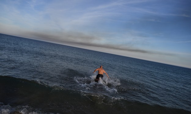 Mężczyzna w miejscowości Ezerets w pobliżu Morza Czarnego w Bułgarii. Na początku stycznia termometry pokazały tam 18 st. C. /VASSIL DONEV /PAP/EPA