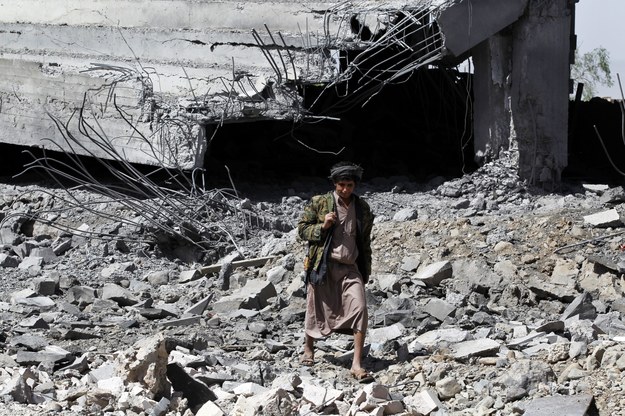 Mężczyzna w ruinach stadionu w stolicy Jemenu - Sanie /PAP/EPA/YAHYA ARHAB /PAP/EPA