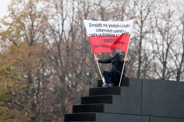 Mężczyzna w sobotę wtargnął na pomnik Ofiar Tragedii Smoleńskiej w Warszawie /Pawel Wodzynski/East News /