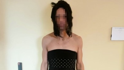 Mężczyzna w sukience i klapkach kradł ze sklepu perfumy [NAGRANIE]