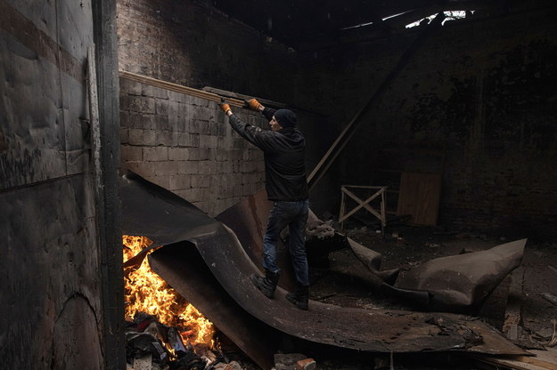 Mężczyzna w zniszczonym budynku /ROMAN PILIPEY /PAP/EPA
