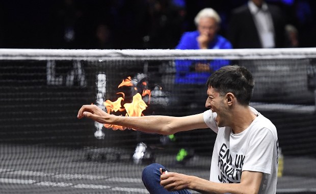 Mężczyzna wbiegł na kort i podpalił sobie rękę. Incydent podczas Laver Cup