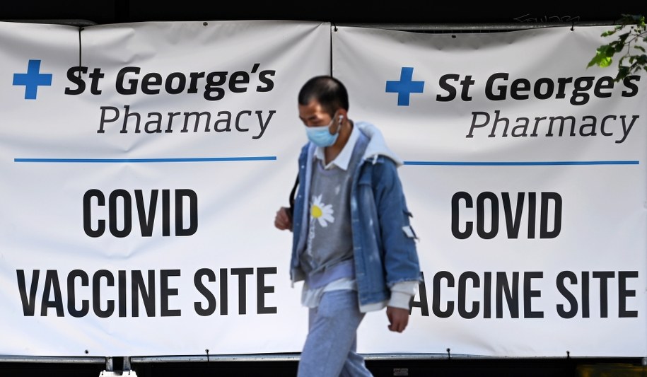 Mężczyzna wchodzi do centrum szczepień przeciwko Covid-19 w Londynie w Wielkiej Brytanii / 	ANDY RAIN    /PAP/EPA