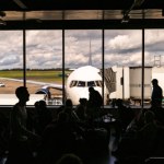 Mężczyzna wdarł się na lotnisko i siekierą zaatakował wojskowy samolot USA