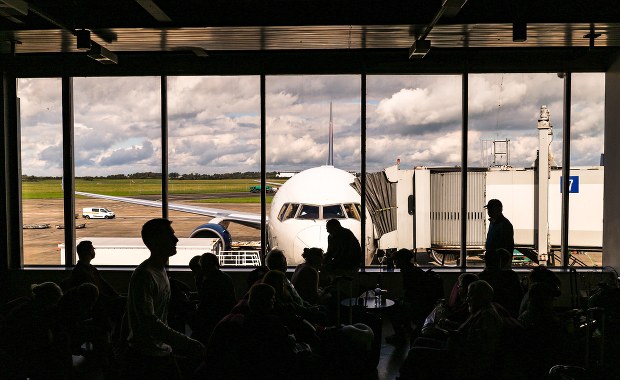 Mężczyzna wdarł się na lotnisko i siekierą zaatakował wojskowy samolot USA