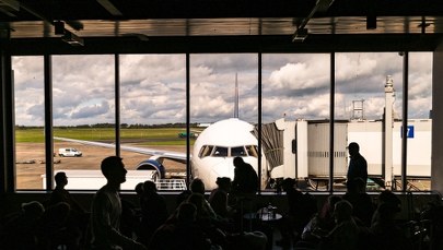 Mężczyzna wdarł się na lotnisko i siekierą zaatakował wojskowy samolot USA