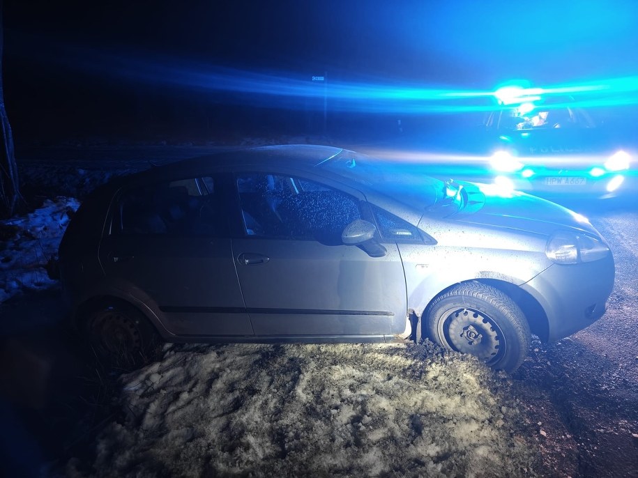 Mężczyzna wjechał autem do rowu /KPP Sławno /Policja
