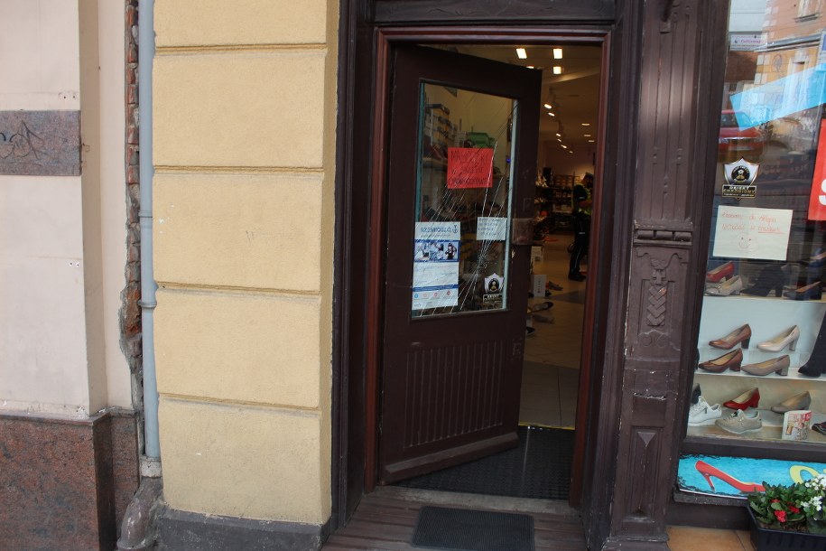 Mężczyzna wjechał motorowerem do sklepu /Policja