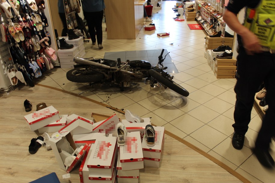 Mężczyzna wjechał motorowerem do sklepu /Policja