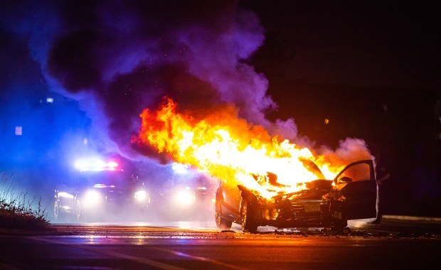 Mężczyzna wjechał w komisję poborową i podpalił samochód