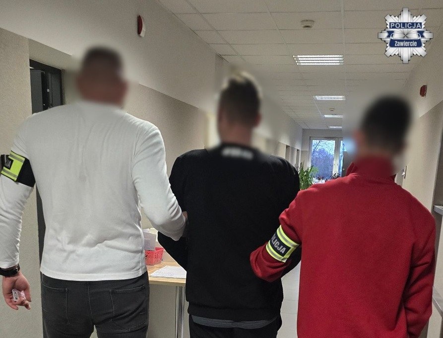 Mężczyzna wjechał w pieszych na chodniku /Policja Zawiercie /